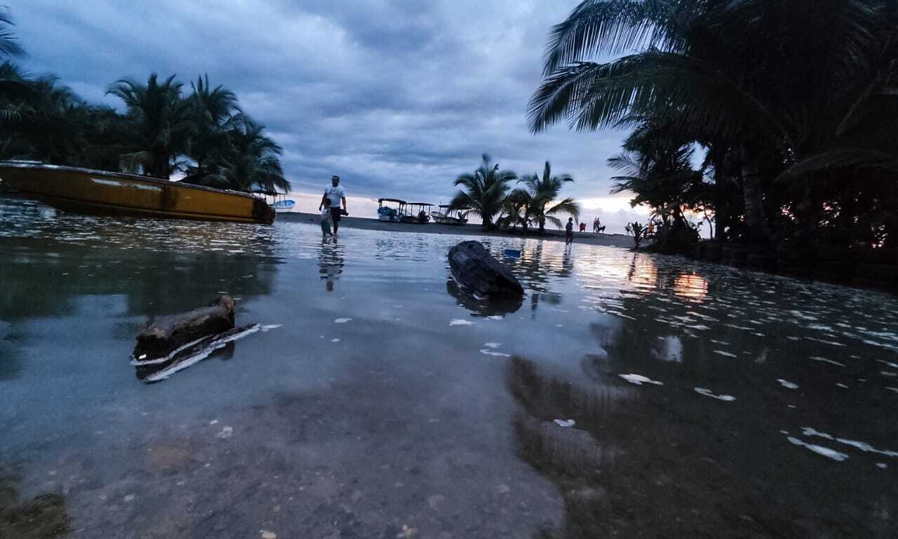 Las olas llegaron hasta las vía de acceso en Mariato.