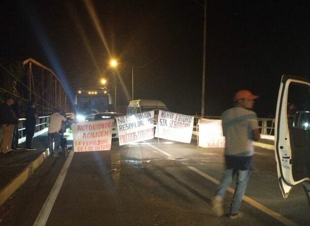 La familia Torres se mantiene en el puente desde ayer.  (Foto: Pulso Informativo)