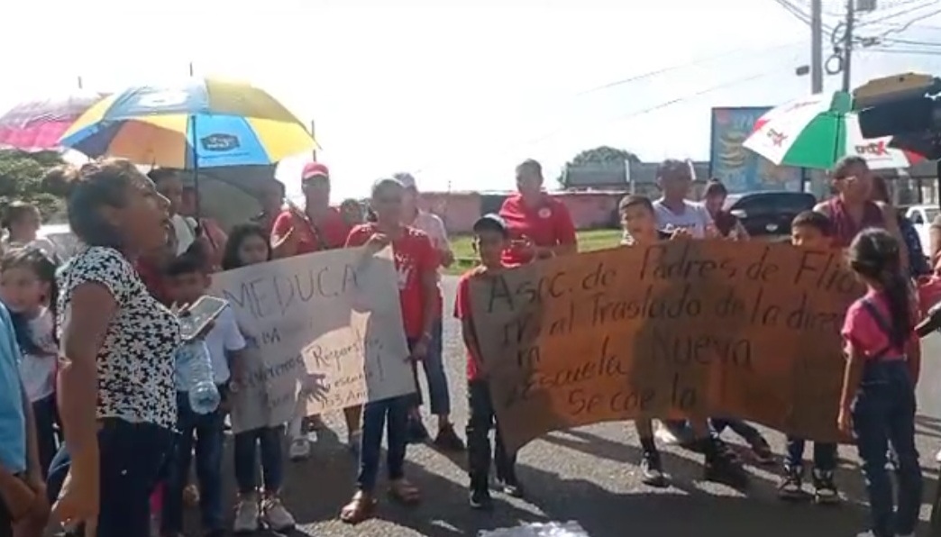 Protesta protagonizada por padres de familia y estudiantes.