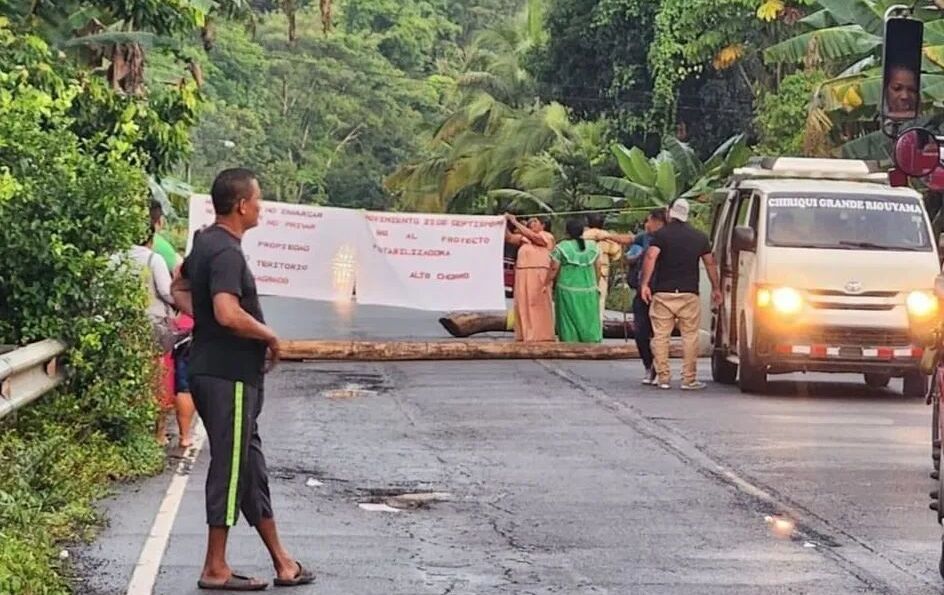 Cierre nuevamente en vía Chiriquí Grande- Almirante, en la comunidad de Gualaquita y los Chiricanos.