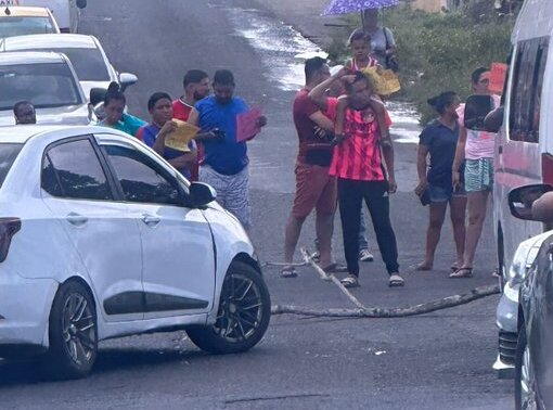 Moradores de la barriada Santander proceden a cerrar vía.  (Foto: Tráfico Panamá)