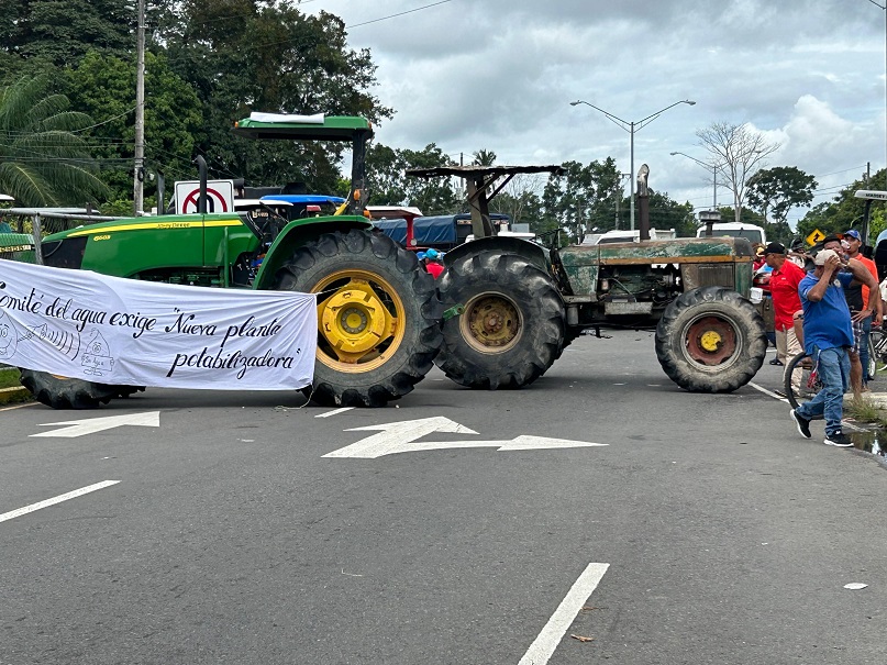 Según los manifestantes se mantendrán con la vía cerrada hasta que no se le dé solución a los 21 puntos presentados.