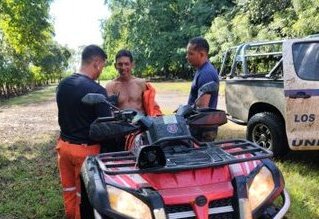 El Sr. Palomino es atendido por miembros de los bomberos.