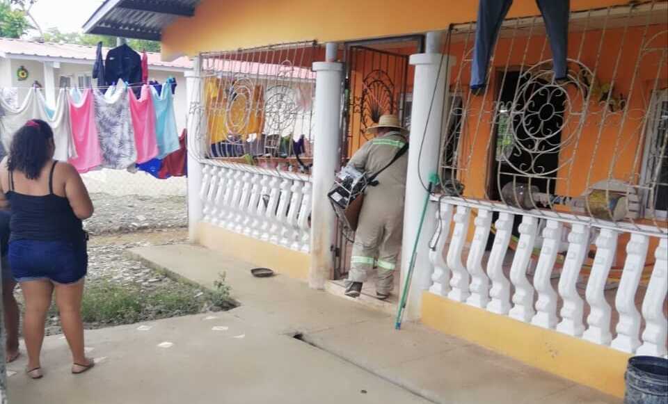 Fumigación en áreas residenciales de Bocas del Toro.