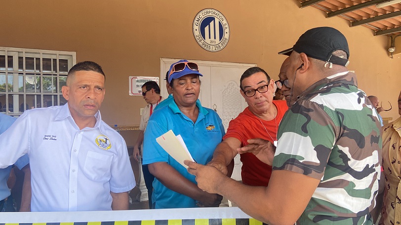 Los taxistas alegan que es imposible asumir el aumento, porque estan “golpeados” por la piratería, plataformas digitales y costo de combustible.