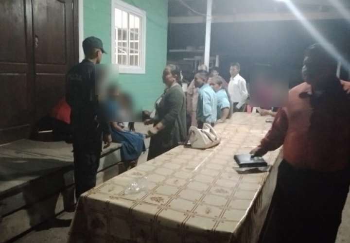 Policía Nacional  llega a la iglesia evangélica tras la denuncia.