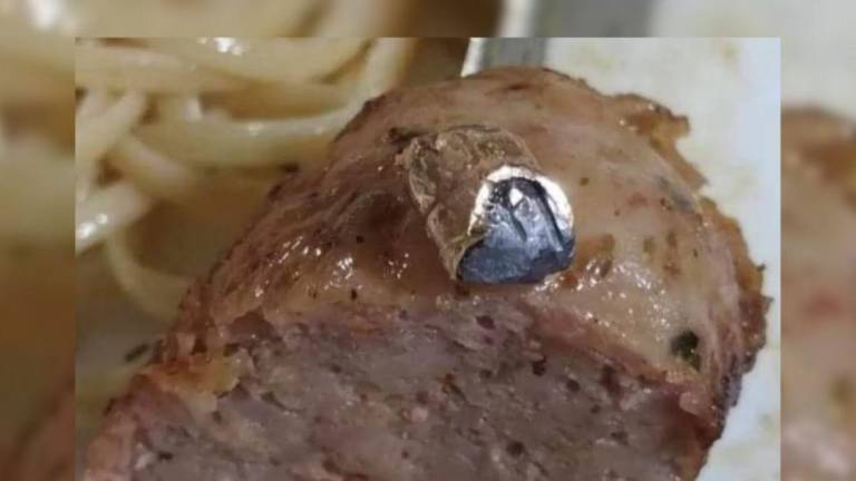 interpusieron la respectiva denuncia del caso ante el Departamento de Bromatología de Argentina.