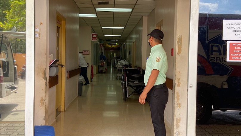 El pasado 8 de octubre se presentaron fluctuaciones de voltaje que provocó el colapso dañando el nuevo equipo de climatización (chillers), lo que representa una pérdida económica de más de 100 mil dólares para el hospital.