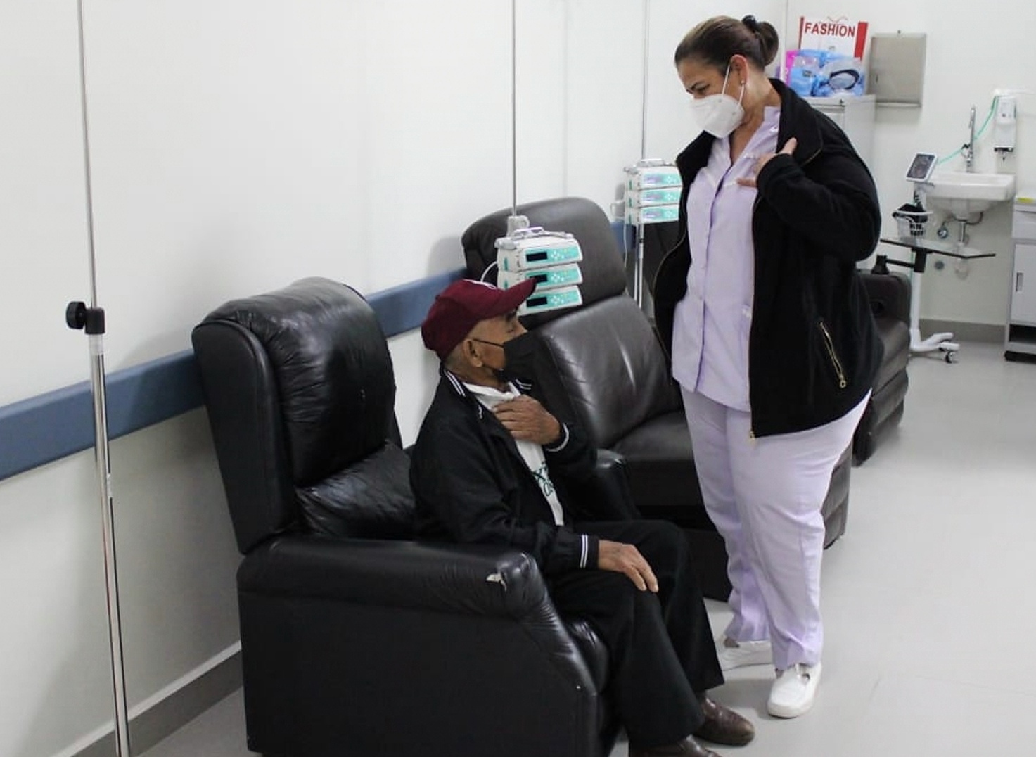 Atención a pacientes en unidad oncológica en Hospital Anita Moreno.