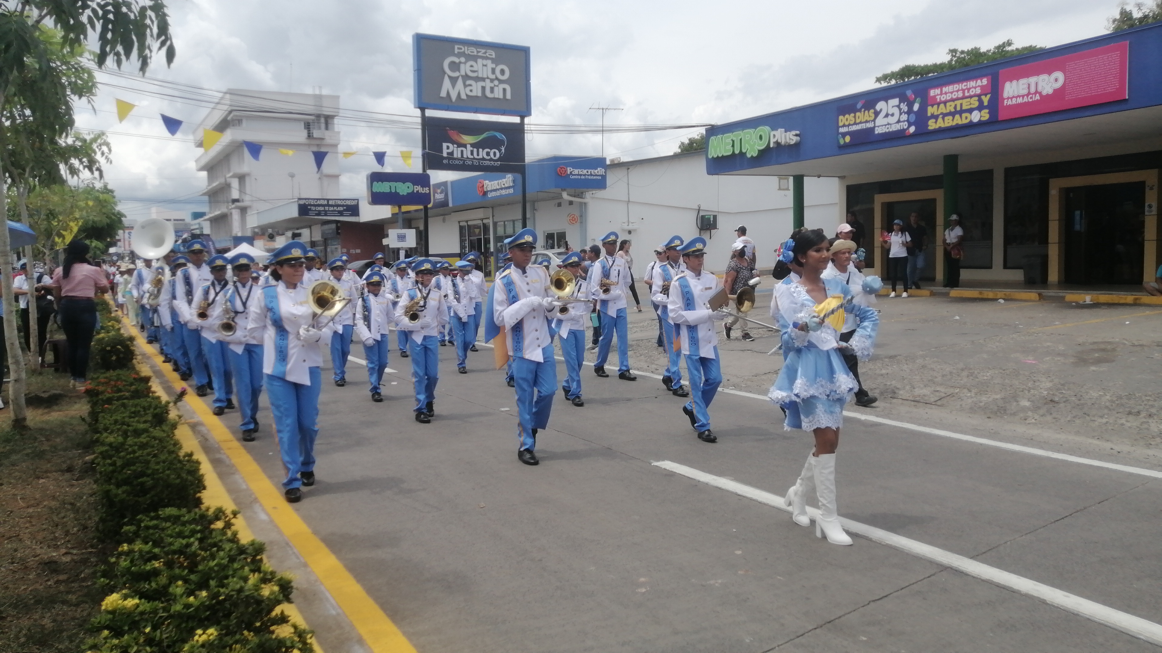 Las delegaciones estudiantiles recorren las calles de Chitré.