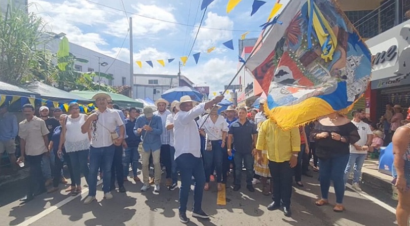 Le correspondió al candidato a diputado, Jaime González, portar la bandera de la festividad.
