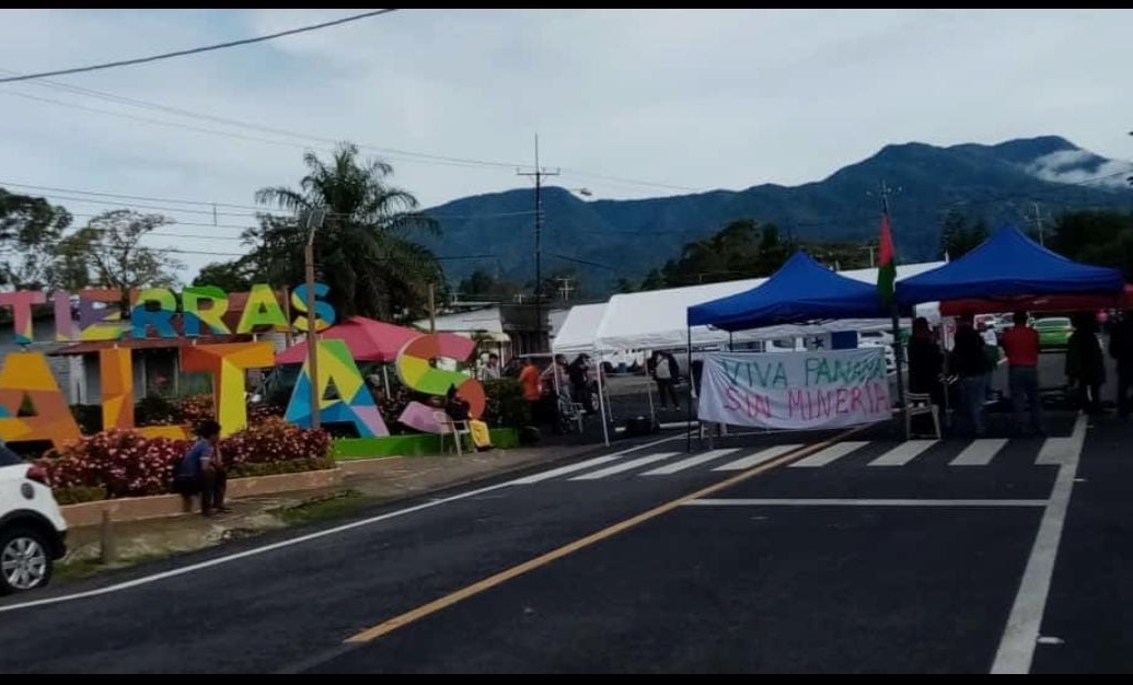 Cierre en la entrada principal de Volcán, Chiriquí.