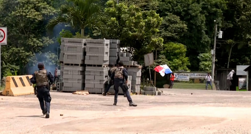 Utilizando pasamontañas para cubrirse el rostro, el grupo de personas intentaba cerrar un tramo de la carretera Interamericana.