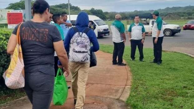 Largas caminatas ante la falta de buses.