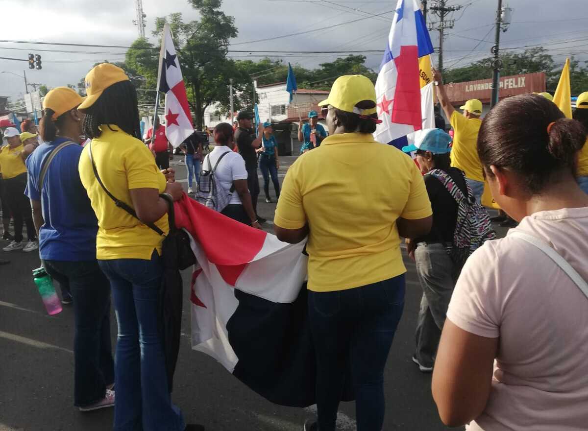 Educadores y otras organizaciones están protestando contra contrato minero.