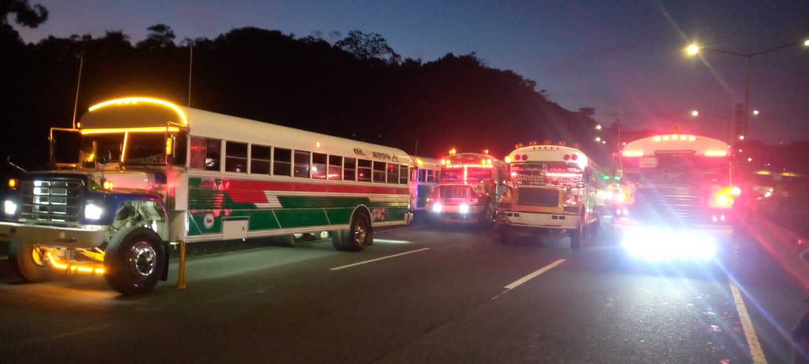 Caravana de buses por la autopista.