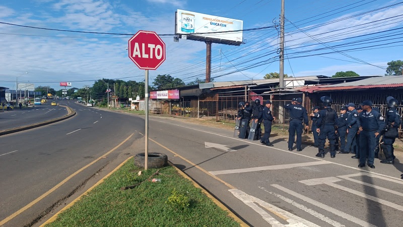 Esta jornada de protesta se realizó bajo la vigilancia de unidades de control de multitudes.
