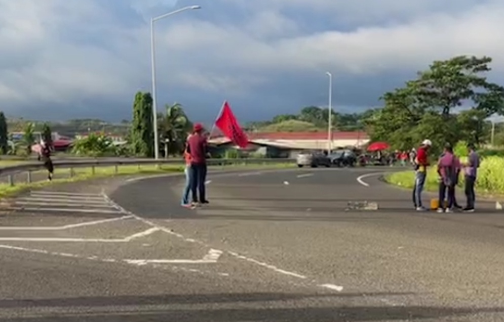 La autopista Panamá-Colón está cerrada por los manifestantes.