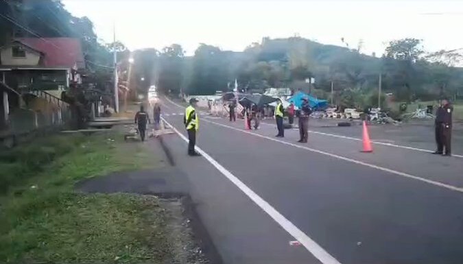 La Policía Nacional se mantiene en el punto para que lo acordado se cumpla.