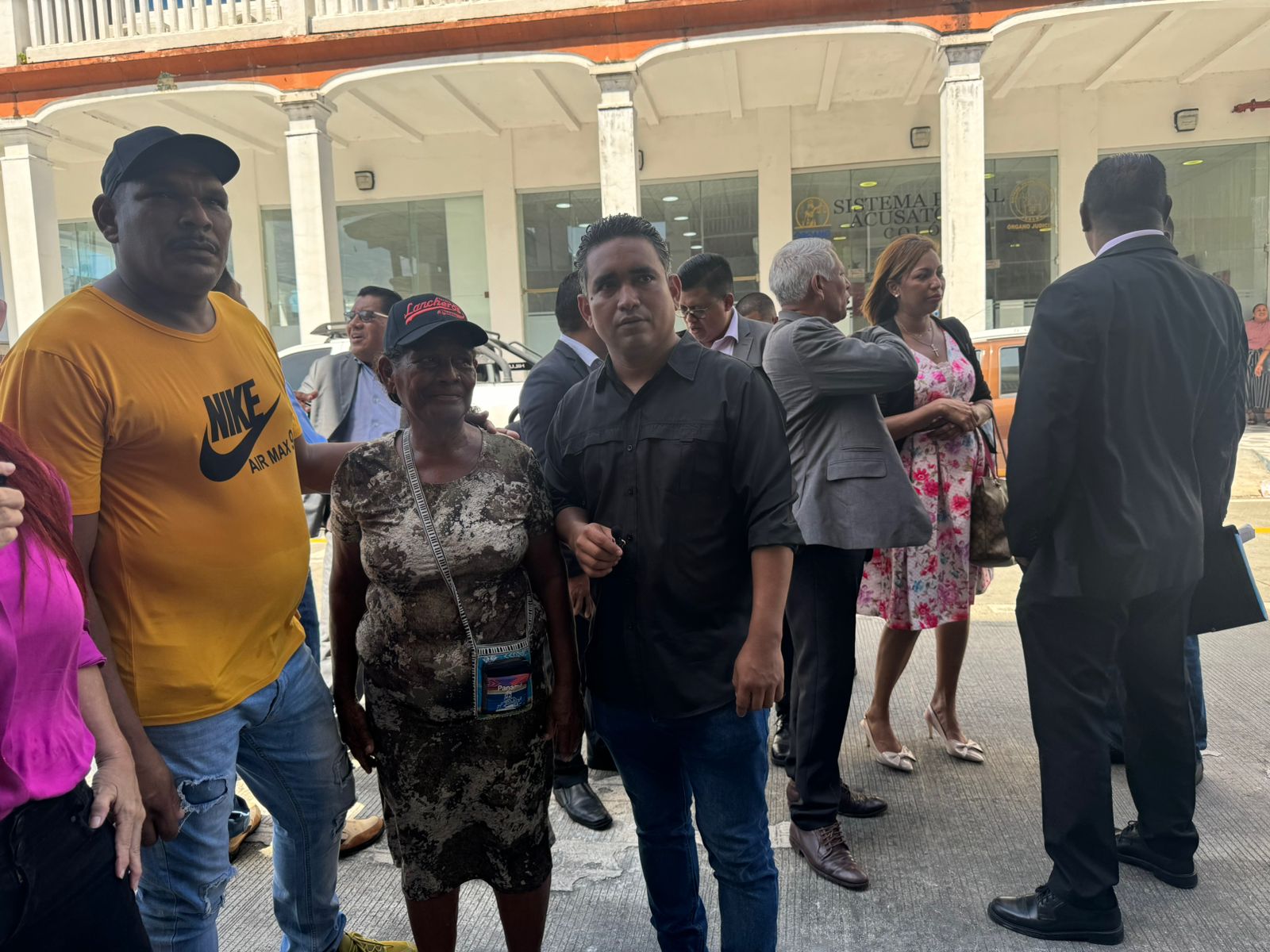 Pescador Sabino Ayarza y el docente Arcadio Pitti. (Foto: René Bellido)