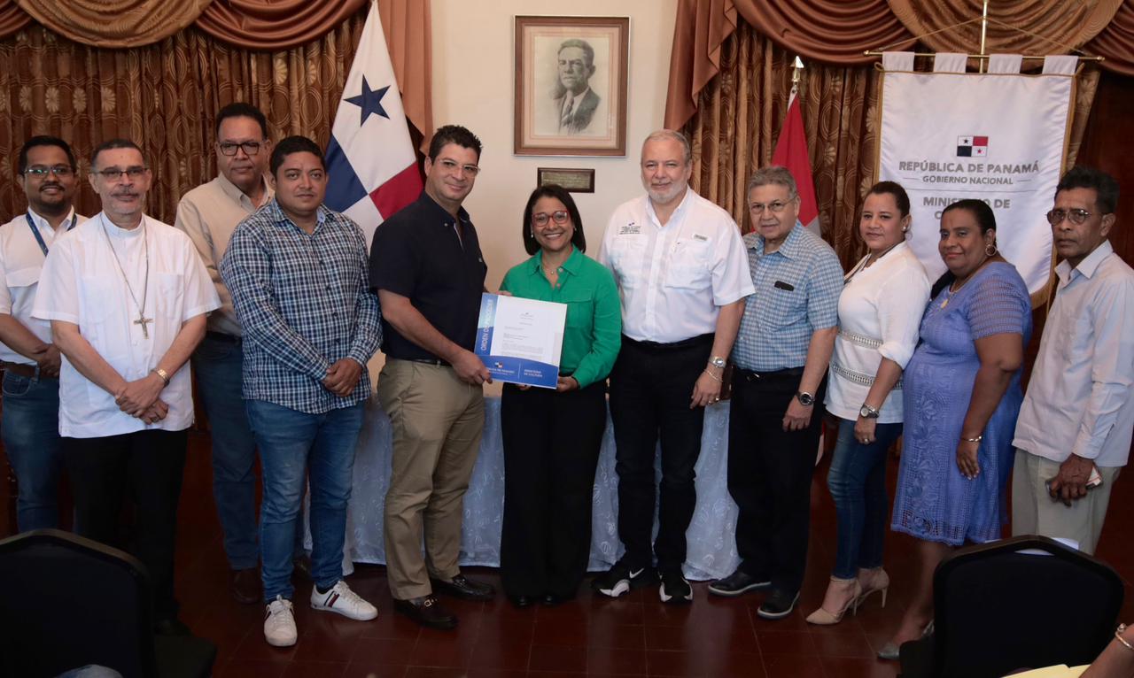 Ministra de Cultura, Giselle González, contratistas e invitados especiales.