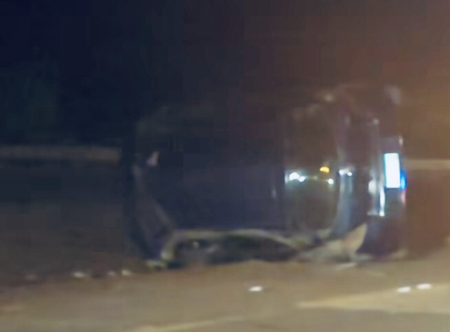 Conductor pierde el control del volante, choca, se vuelca y muere | Critica
