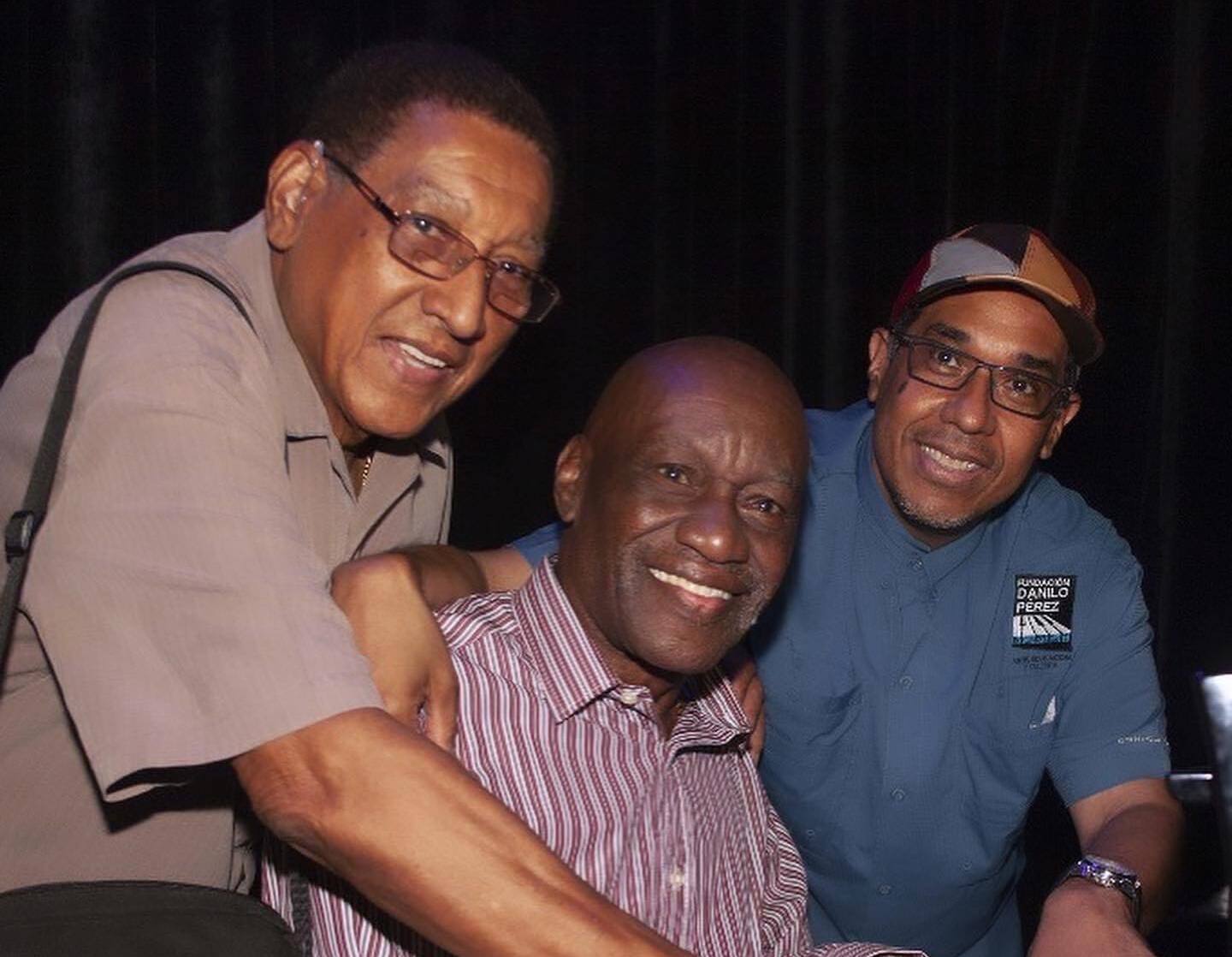 Danilo Pérez( padre), hijo y “Reggie” Johnson.