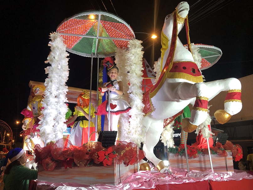 Cientos de personas abarrotaron toda la ruta del desfile.