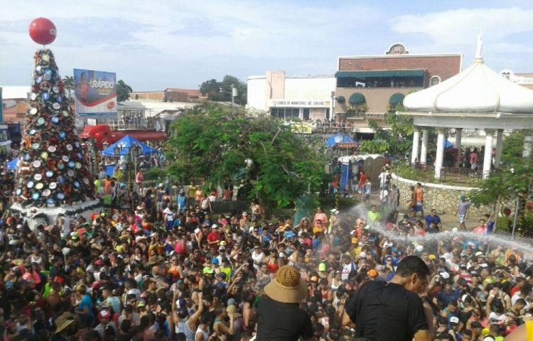 La mojadera realiza cada año el 1 de enero en el parque Unión.