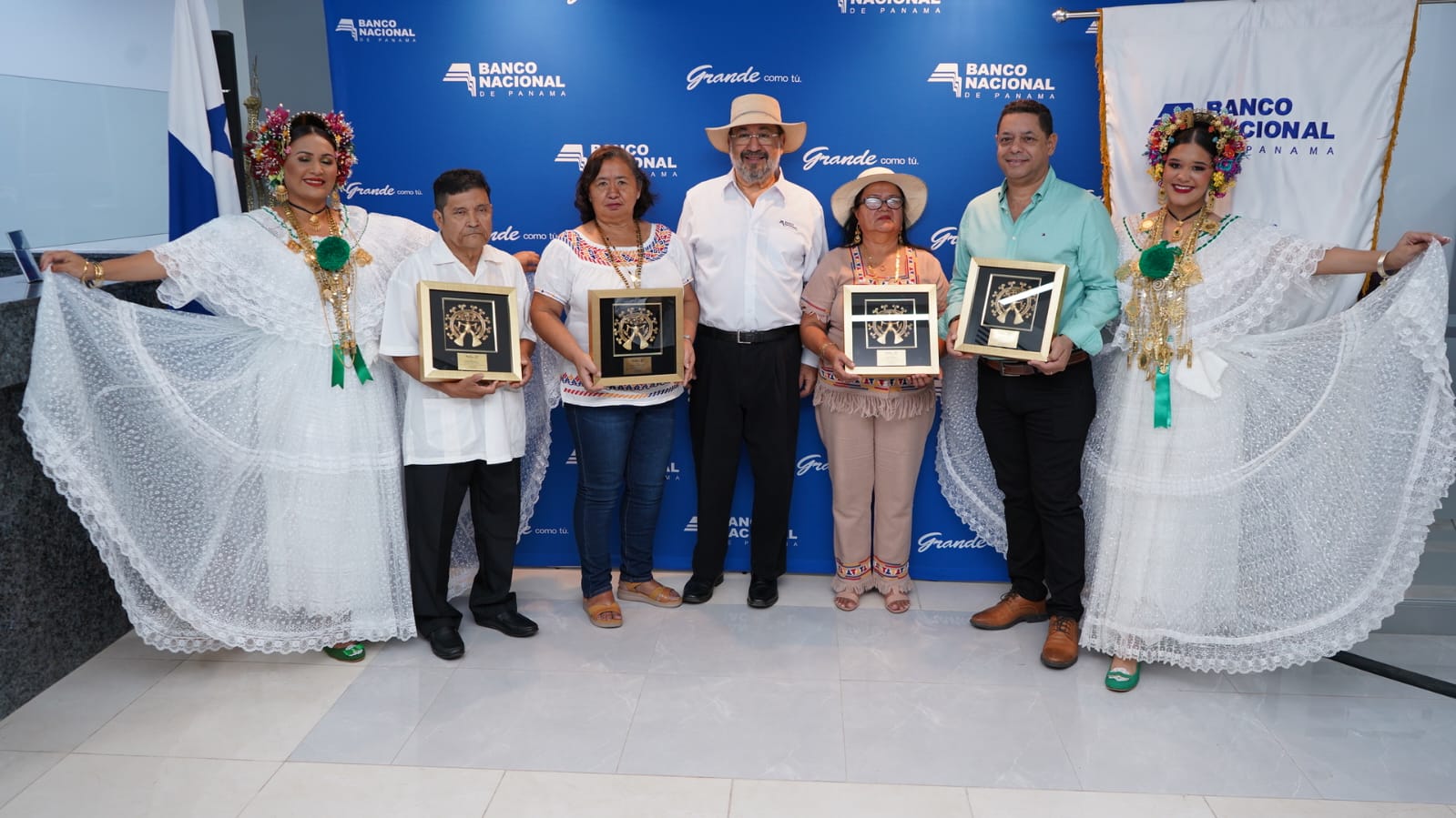 Gerente del Banco Nacional junto a los  homenajeados.