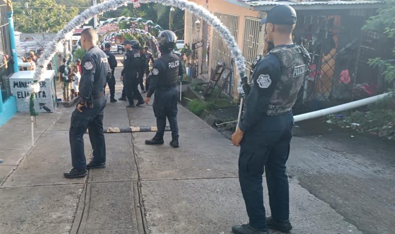 La policía irrumpió en el aparcamiento navideño.  La fiesta terminó