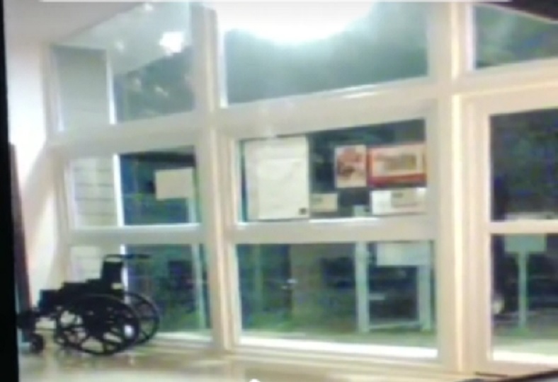 La silla empezó a moverse, sin que aparentemente nadie la empujara.