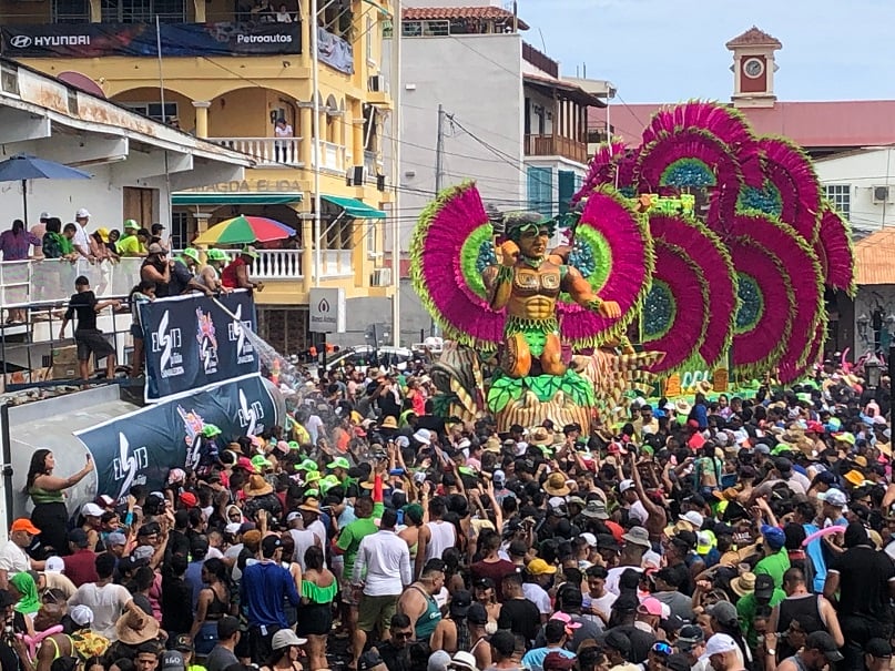  Calle Abajo mostró un carro alegórico inspirado en la cultura indígena.