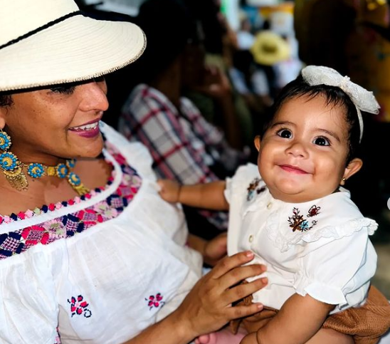 Karen Peralta le dio el mejor regalo a su hija. Foto: Instagram