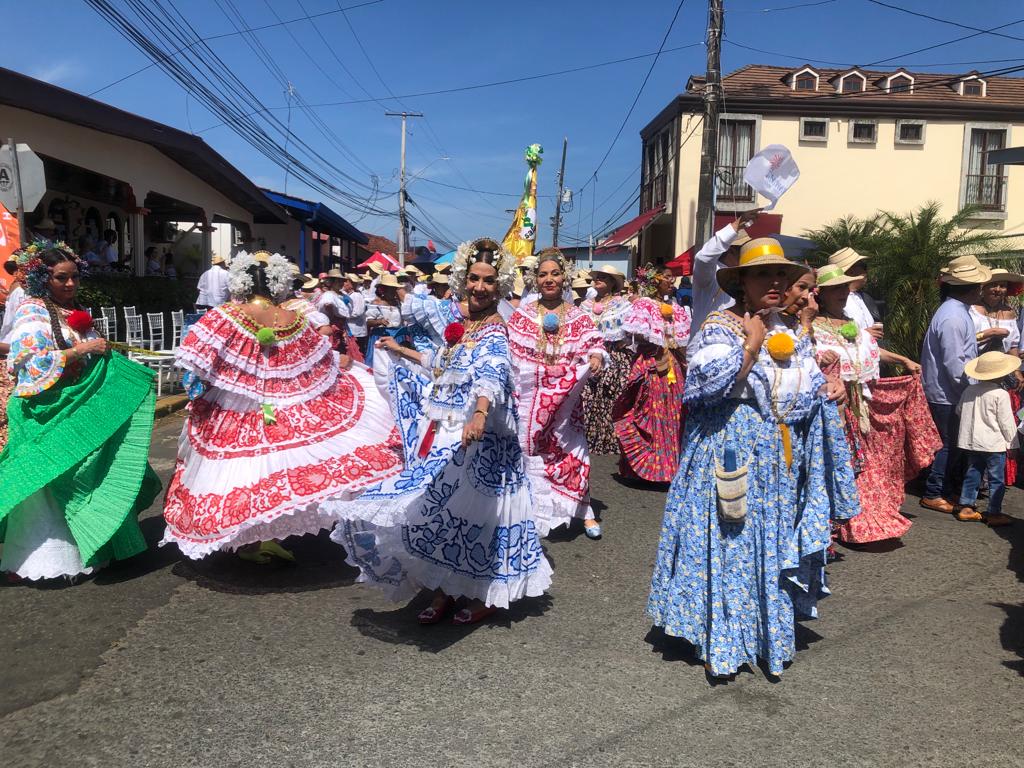 Miles de faldas colorearon las calles de Las Tablas
