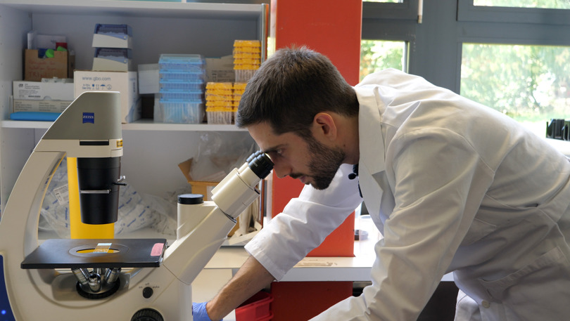 Carlo Cervia-Hasler, uno de los investigadores que participó en el estudio de covid persistente. Crédito Enrique Heer. Imagen facilitada por la Universidad de Zúrich.