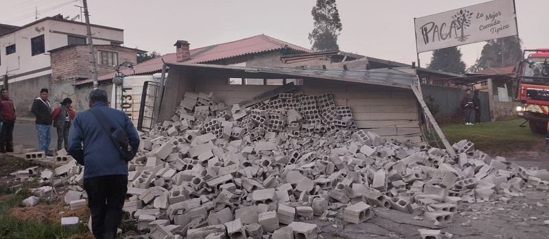 la mujer murió aplastada por carga de bloques que transportaba el camión que se volcó. Foto: Elespecial-noticias