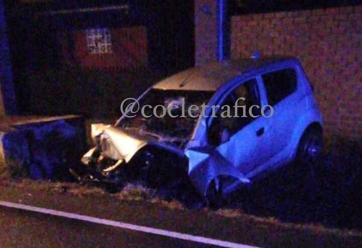 Joven muere tras estrellar su auto contra un objeto fijo
