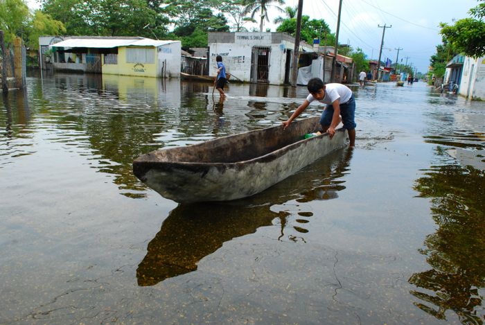 Calle del inundado municipio de Centla, en el estado de Tabasco (México). EFE / Archivo