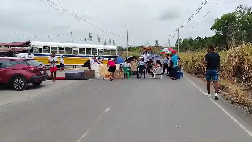 Chorreranos bloquean vía cansados de no tener agua 24/7 | Critica