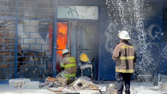 Bomberos evitaron que el fuego se propagara a otros locales.