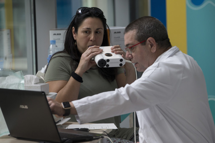 Persona realizando pruebas especiales para diagnosticar el asma. EFE / Archivo