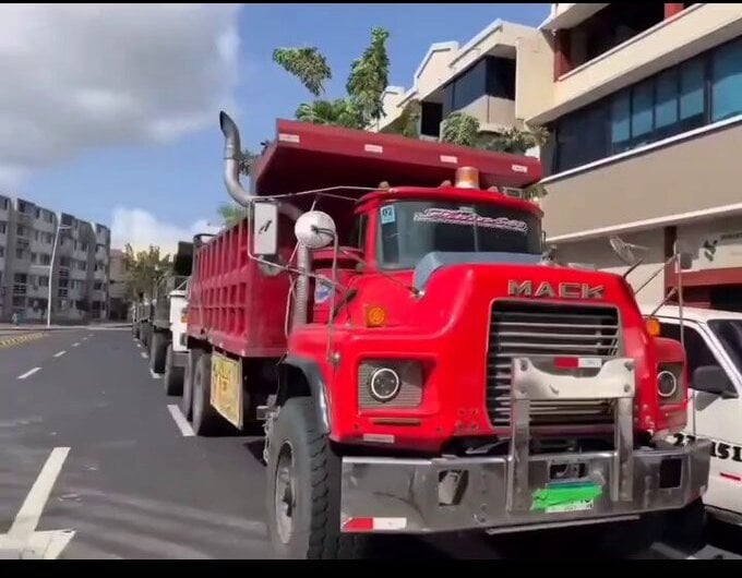 Camioneros exigen pago de 0.000 a la AAUD por recolección de basura