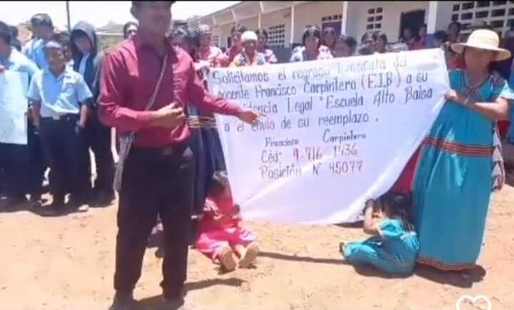Padres denuncian a maestra por cobrar sin dar clases