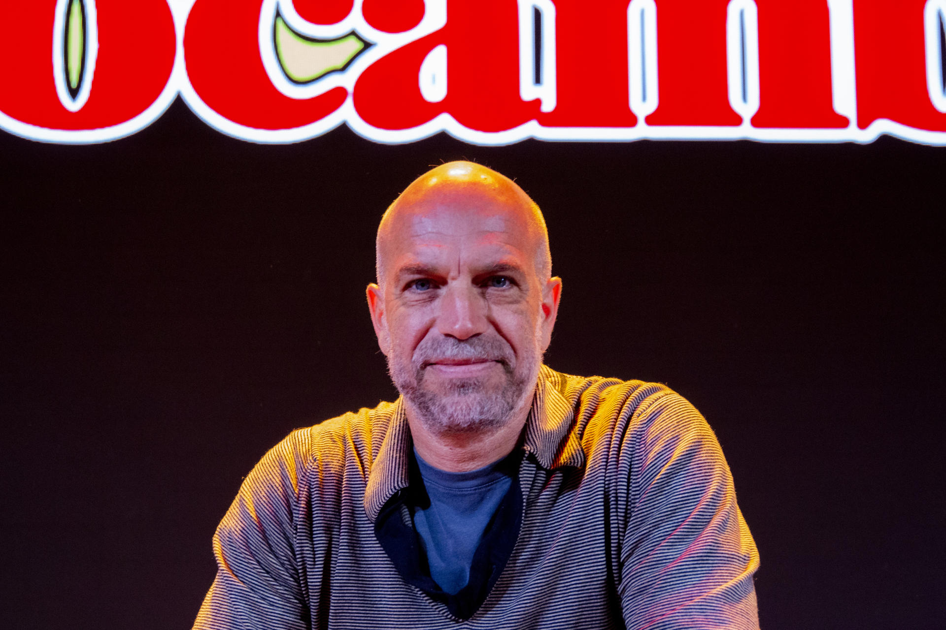 El director italiano Mauro Colombo posa durante una entrevista con EFE