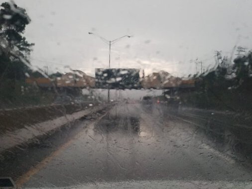Fuertes lluvias y vientos azotan la ciudad y sus alrededores