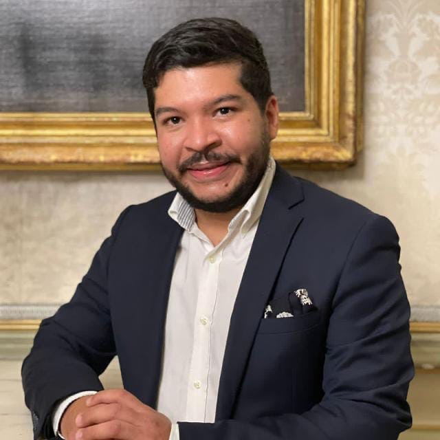 Javier Alvarado ganó el IV Premio Internacional de Poesía de Fuente Vaqueros. Foto: Instagram
