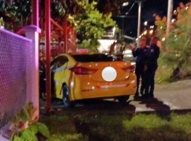 Un taxista se estrella cerca de su casa mientras evadía a la policía