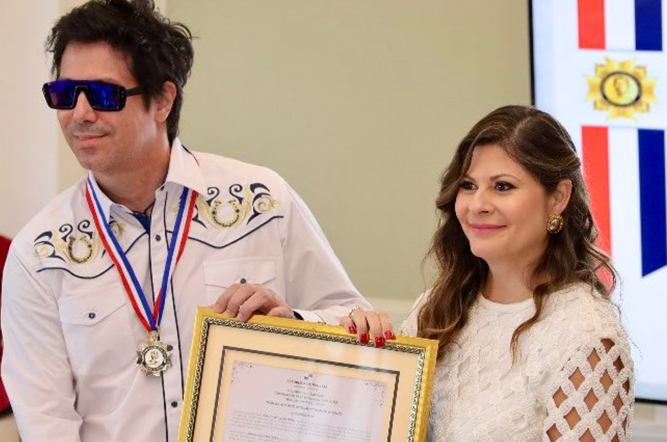 Emilio Regueira recibe Mérito Victoriano Lorenzo. Foto: X