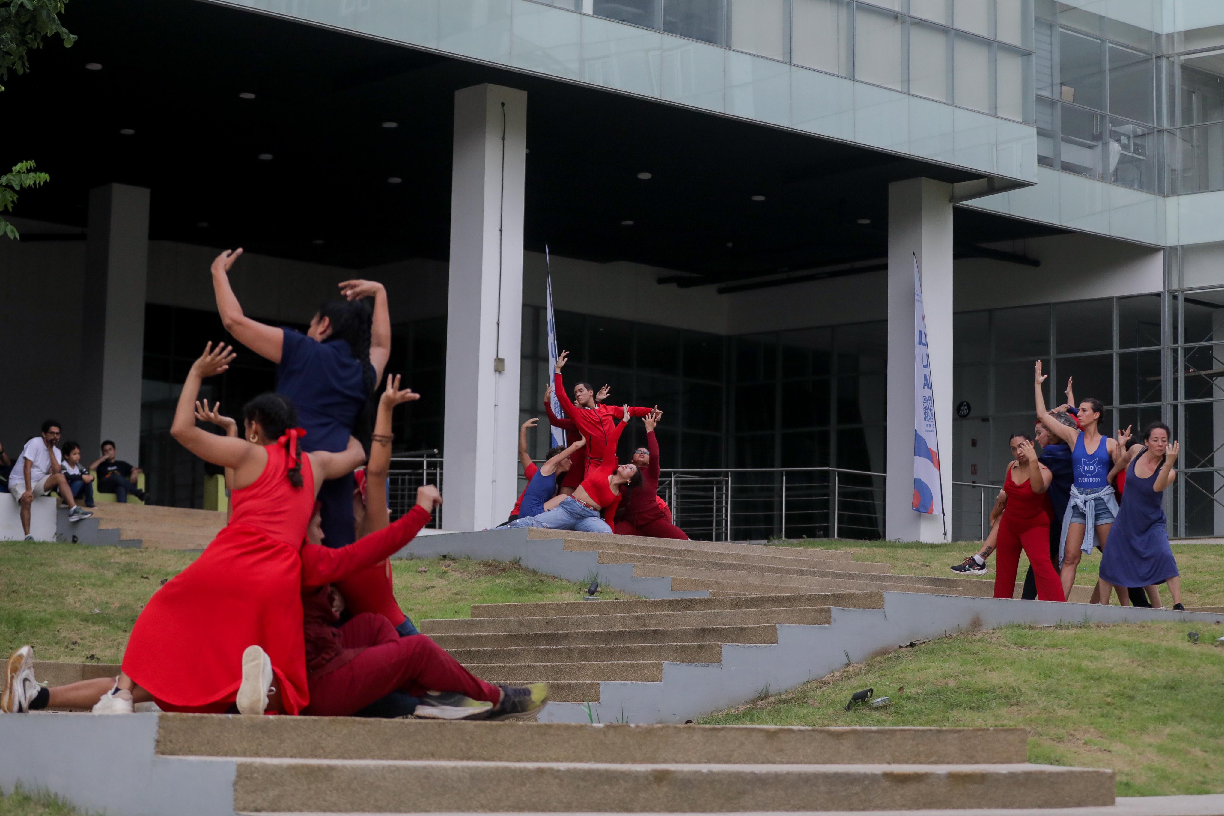 El espectáculo de danza contemporánea, que se llevó a cabo en varios espacios de la Ciudad de las Artes.